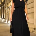 Women's black dress with double collar, ruffles on the shoulders, elastic waist detail and midi length ARM