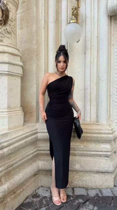 d9a4c5ba64e73626075c8eb0e5962c7a.jpg Black one-sleeved long dress with lace - Image 1