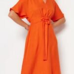 Midi woven dress with orange lace detail in V-line with neckline